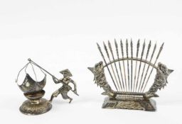Paar Silberobjekte Vietnam, 20. Jh., 900 Silber, Ständer mit Fischverzierung und 12