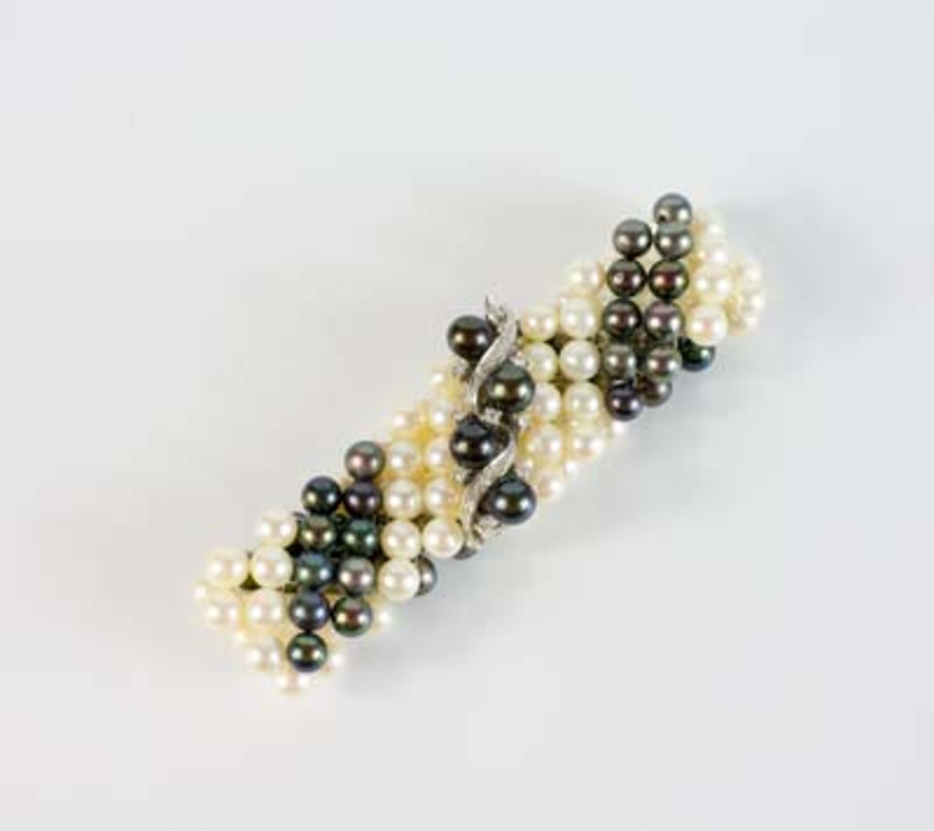Perlenarmband Verschluss 585 Weißgold, besetzt mit 9 Brillanten, gesamt ca. 0,21 ct, Länge 20 cm,