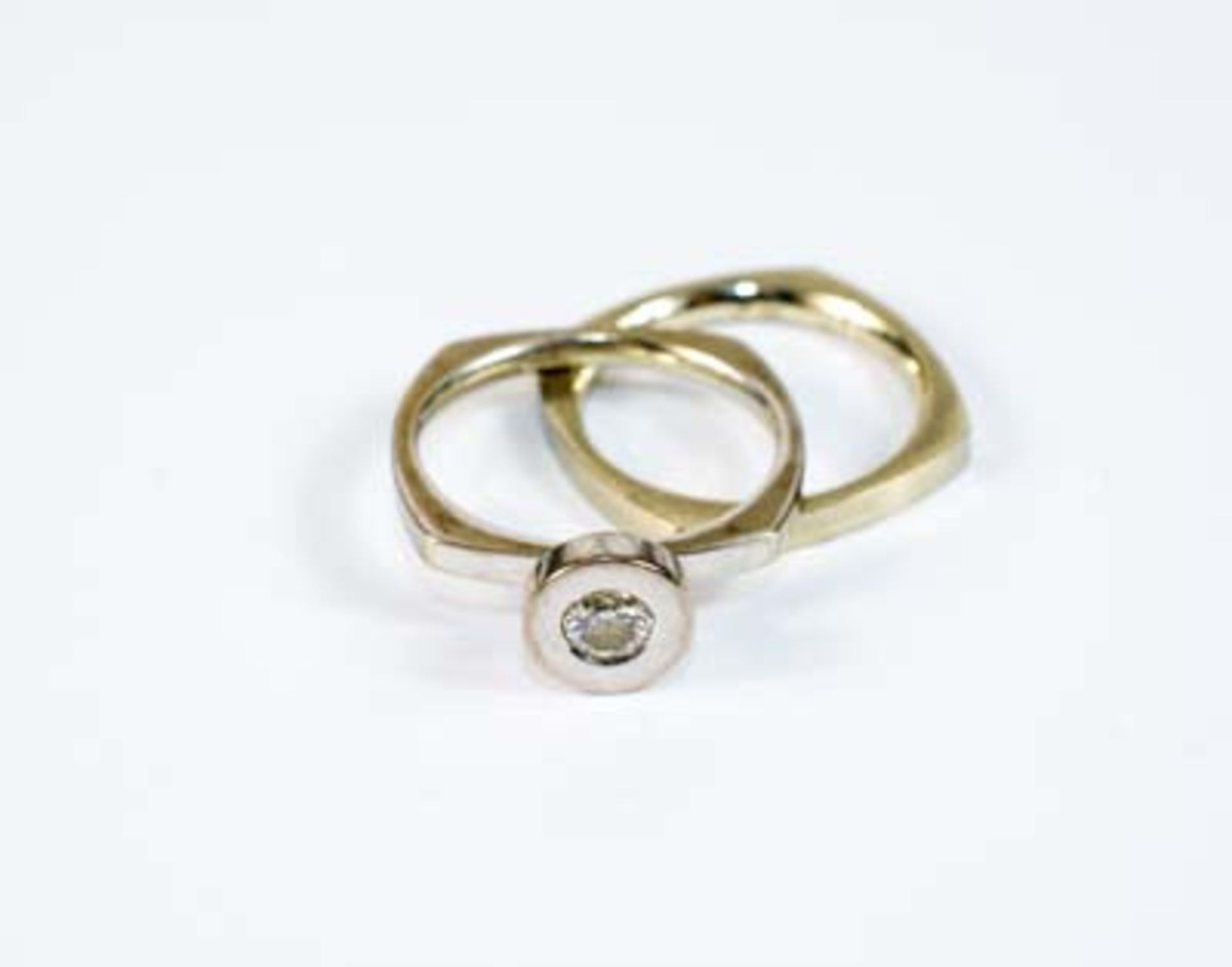Paar Ringe 750 Weißgold, ein Ring mit einem Brillanten besetzt, ca. 0,17 ct, Ringdurchmesser 16