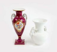 Widderkopf- und Henkelvase KPM Berlin und Meissen, 20. Jh. (Meissen 1934 - 1972), Porzellan, weiß,