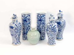 Konvolut chinesischer Vasen 5-tlg., 20. Jh., Porzellan, weiß, blaue Unterglasurmalerei mit