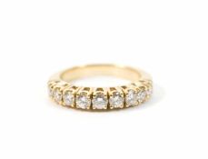 Halb-Memoryring 585 Gelbgold, besetzt mit 9 Brillanten, gesamt ca. 0,90 ct, überwiegend vvs,