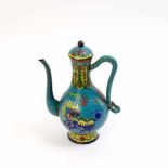 Cloisonné-Kännchen China, Anfang 20. Jh., Emaille-Cloisonné, auf blauem Grund bunte Darstellung