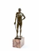 Männerakt mit Florett Nach Hugo Lederer (1871-1940), Bronze, braun patiniert, Höhe 37 cm, Plinthe