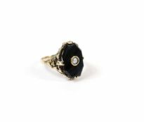 Damenring 333 Gelbgold, schwarzer Onyx im Achtkantschliff, mittig kleine Flussperle, Ringdurchmesser