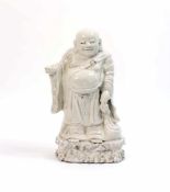 Dickbauch Hotei China, Dehua, 19. Jh., Blanc de Chine, Höhe 29 cm, rissig, am Sockel mit kleineren