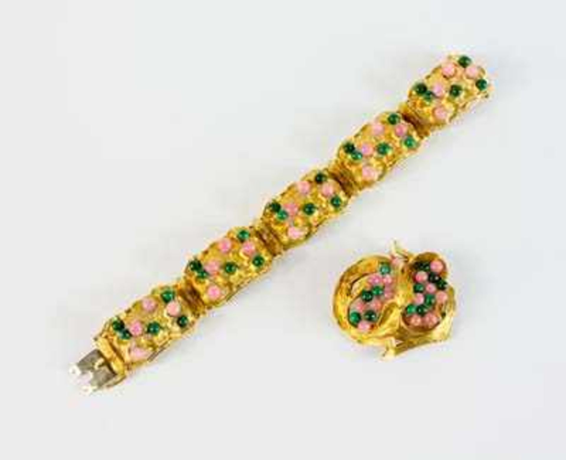 Armband und Brosche Handarbeit, 750 Gelbgold, reich besetzt mit Malachit- und Rosenquarzperlen,