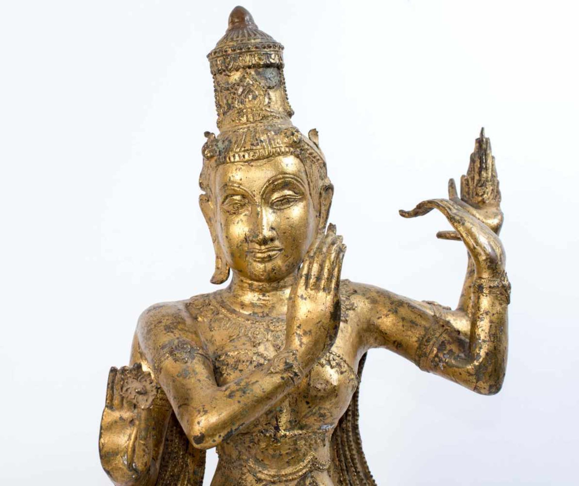 Krishna auf Holzsockel Südindien, um 1920, Bronze, mit Goldfarbe staffiert, Höhe 86 cm, Finger einer - Bild 2 aus 2