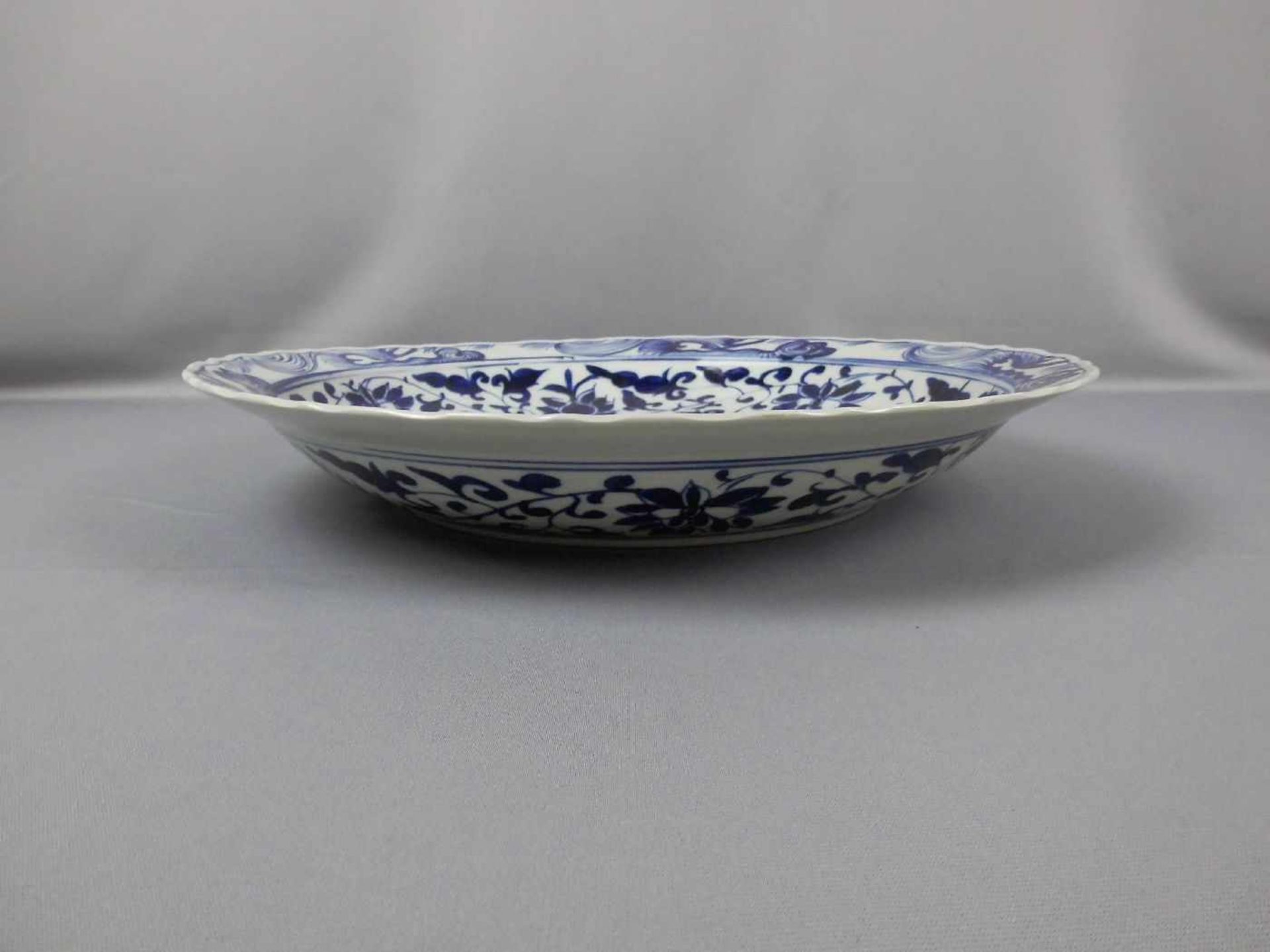 GROSSE SCHALE / bowl, China, 20. Jh., unterglasur gemarkt, retrospektive Marke im Doppelkreis "Great - Image 3 of 5