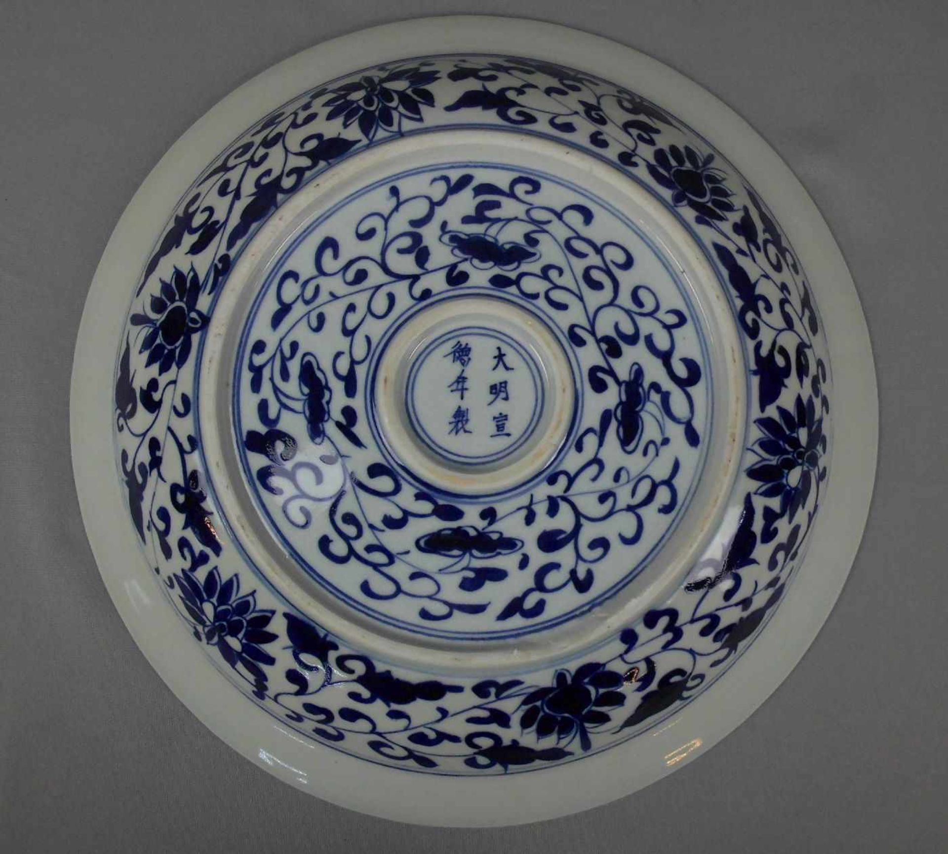 GROSSE SCHALE / bowl, China, 20. Jh., unterglasur gemarkt, retrospektive Marke im Doppelkreis "Great - Image 4 of 5