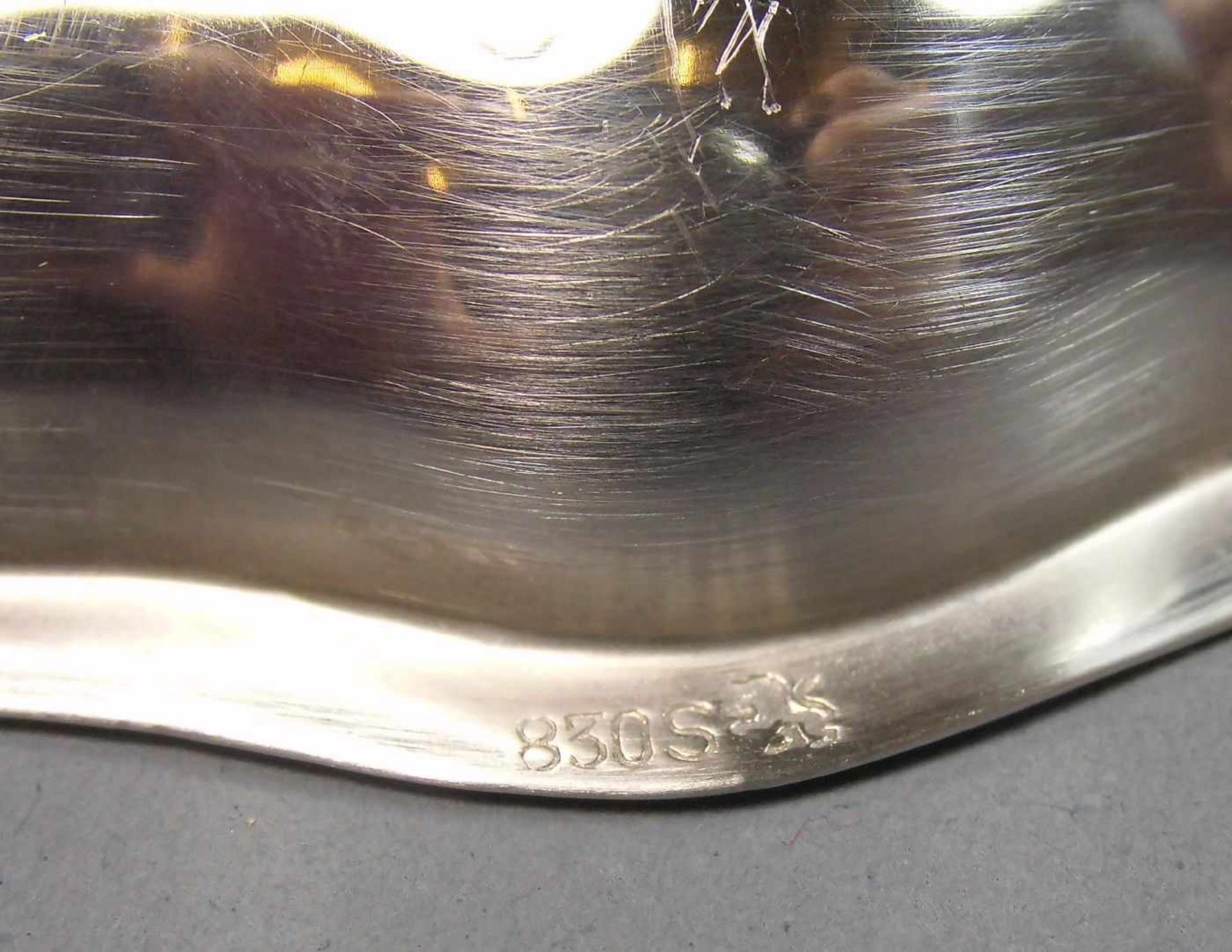 KLEINE SILBERSCHALE / small bowl, 830er Silber (68 g). Runder Stand, mehrpassig-geschweifter - Bild 4 aus 4