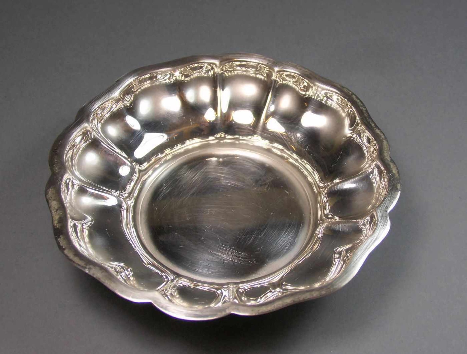 KLEINE SILBERSCHALE / small bowl, 830er Silber (68 g). Runder Stand, mehrpassig-geschweifter - Bild 2 aus 4
