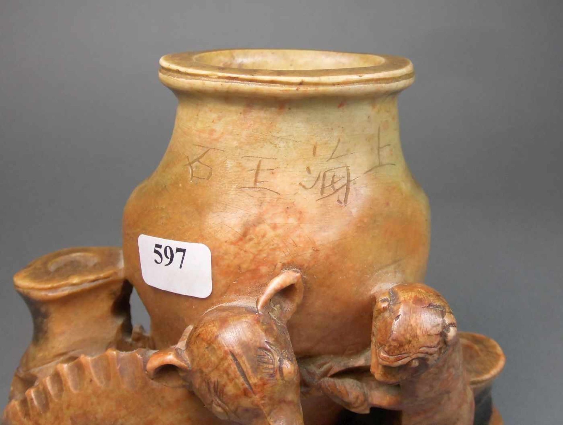 SKULPTUR: "Affe und Hund vor einer Vase", rötlicher Speckstein, schwarz akzentuiert; auf der Wandung - Image 2 of 6