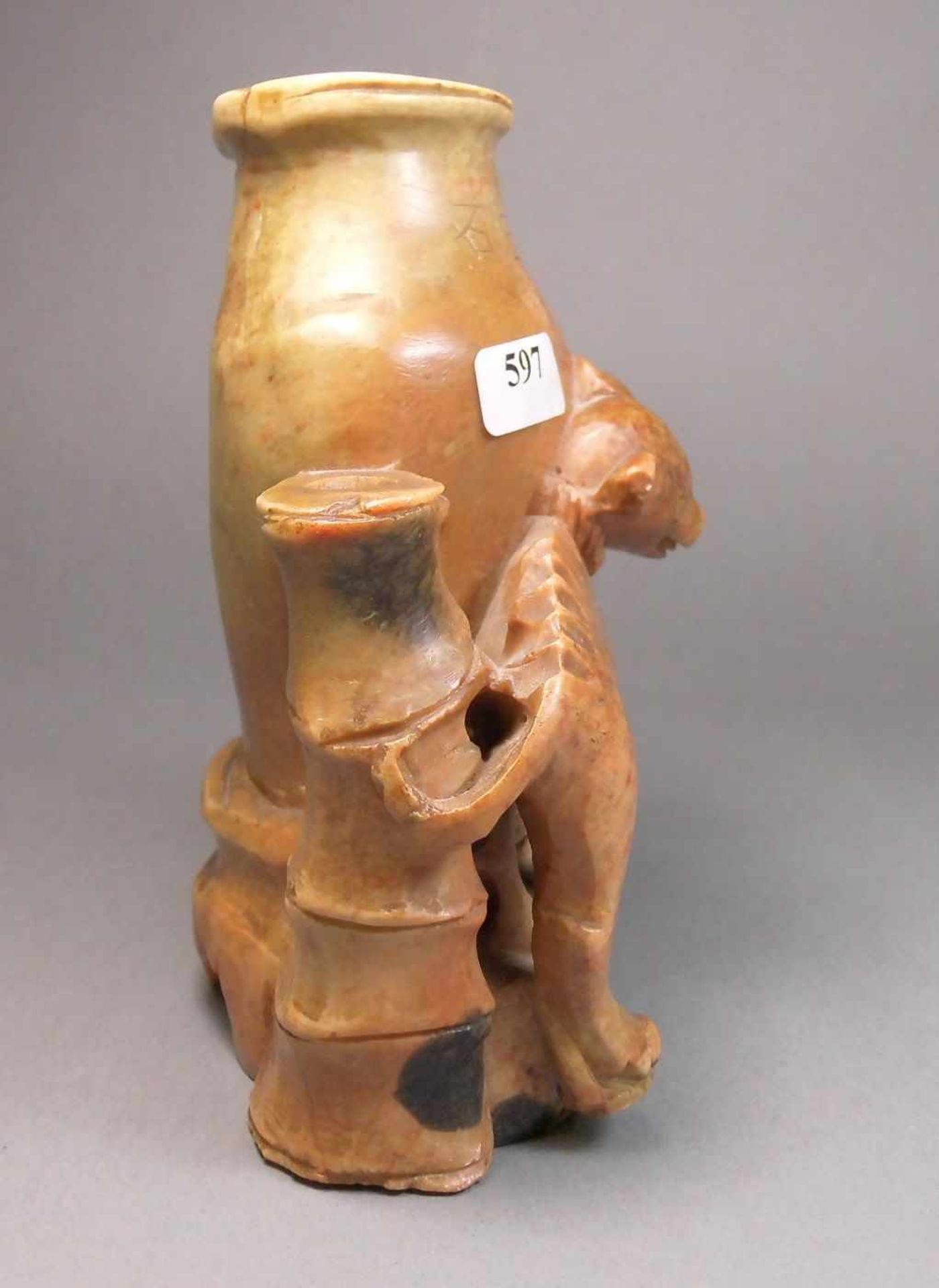 SKULPTUR: "Affe und Hund vor einer Vase", rötlicher Speckstein, schwarz akzentuiert; auf der Wandung - Image 5 of 6
