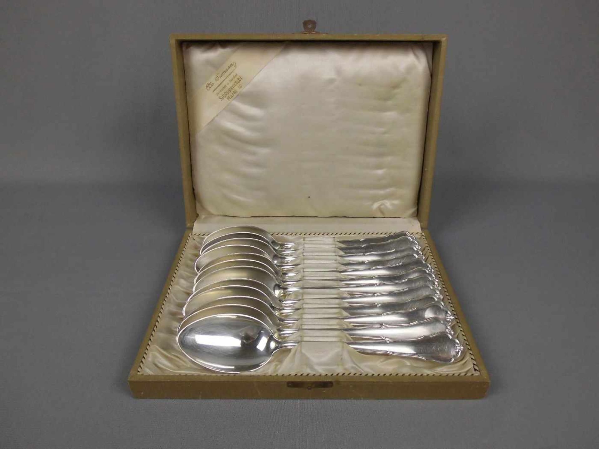 12 SPEISE - LÖFFEL / spoons, deutsch, Jugendstil, 800er Silber (688 g), gepunzt mit Halbmond, Krone,