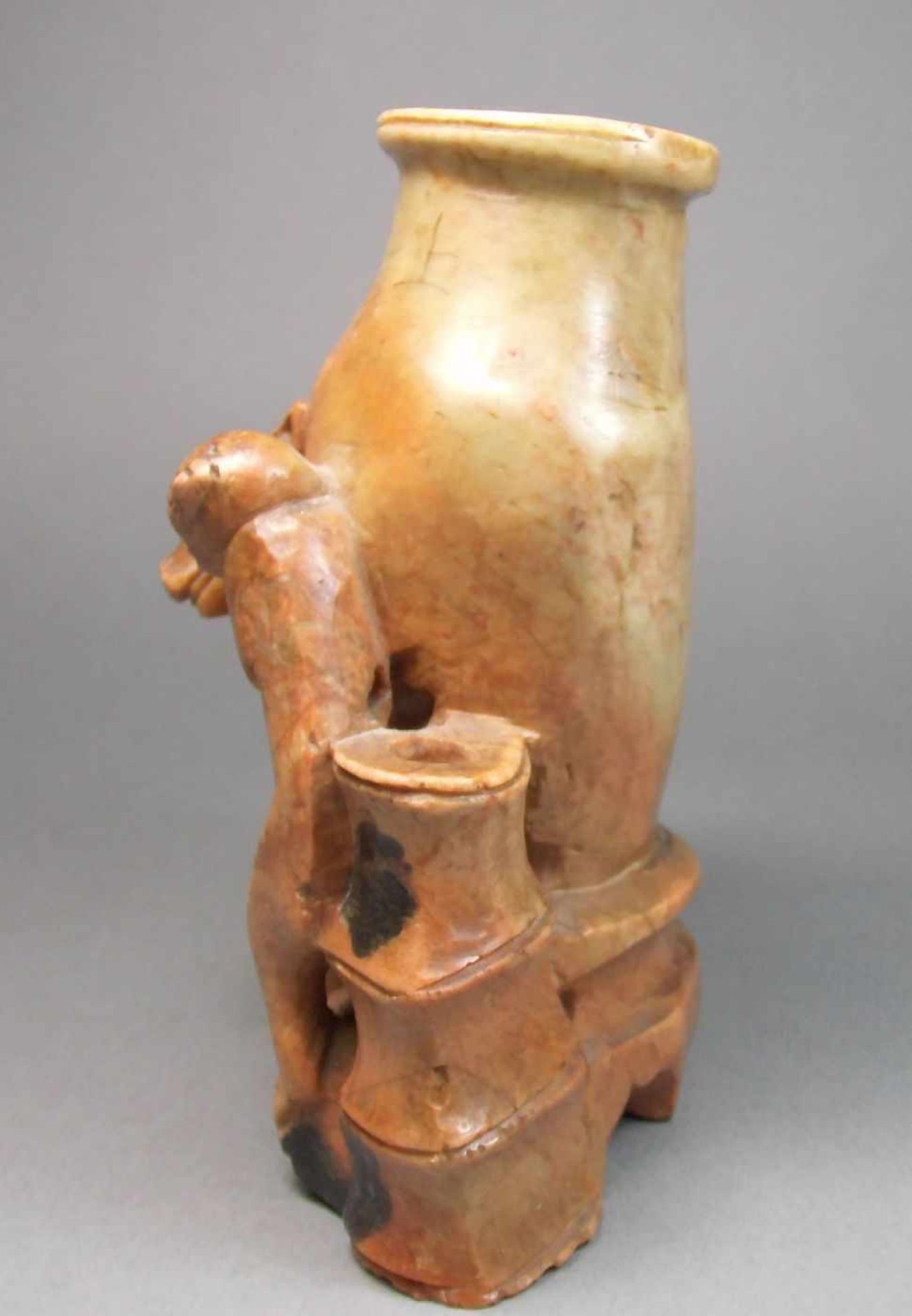 SKULPTUR: "Affe und Hund vor einer Vase", rötlicher Speckstein, schwarz akzentuiert; auf der Wandung - Image 3 of 6