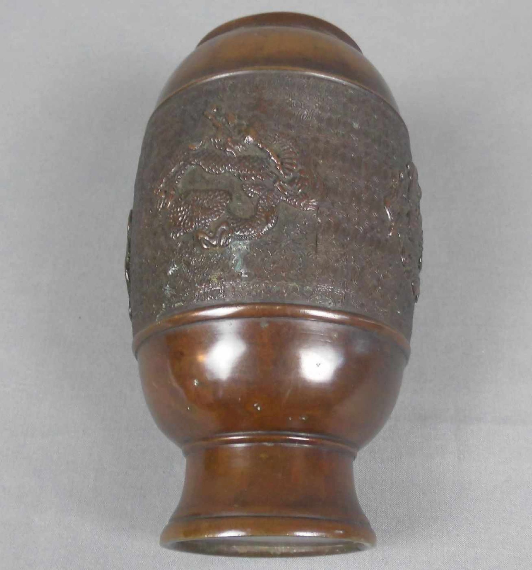 VASE / vase, Bronze, China (ungemarkt), Bronze, hellbraun patiniert. Balusterform, Wandung dekoriert - Image 4 of 4