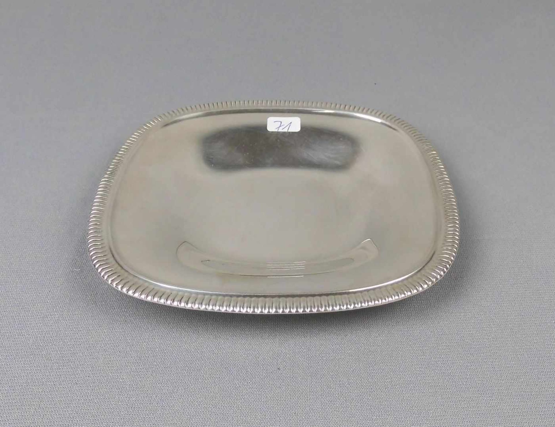 SCHALE / bowl, 835er Silber (99 g). Flach gemuldete Karreeschale mit godroniertem Profilrand. H. 2 x