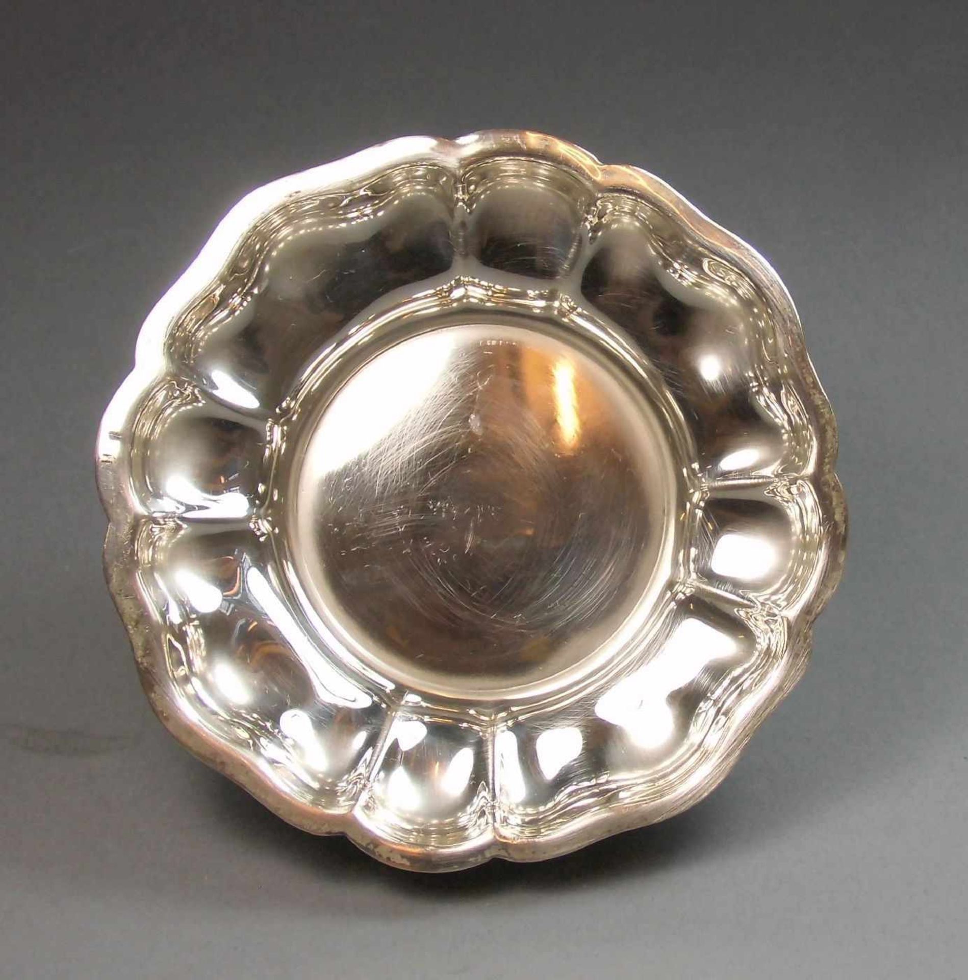 KLEINE SILBERSCHALE / small bowl, 830er Silber (68 g). Runder Stand, mehrpassig-geschweifter