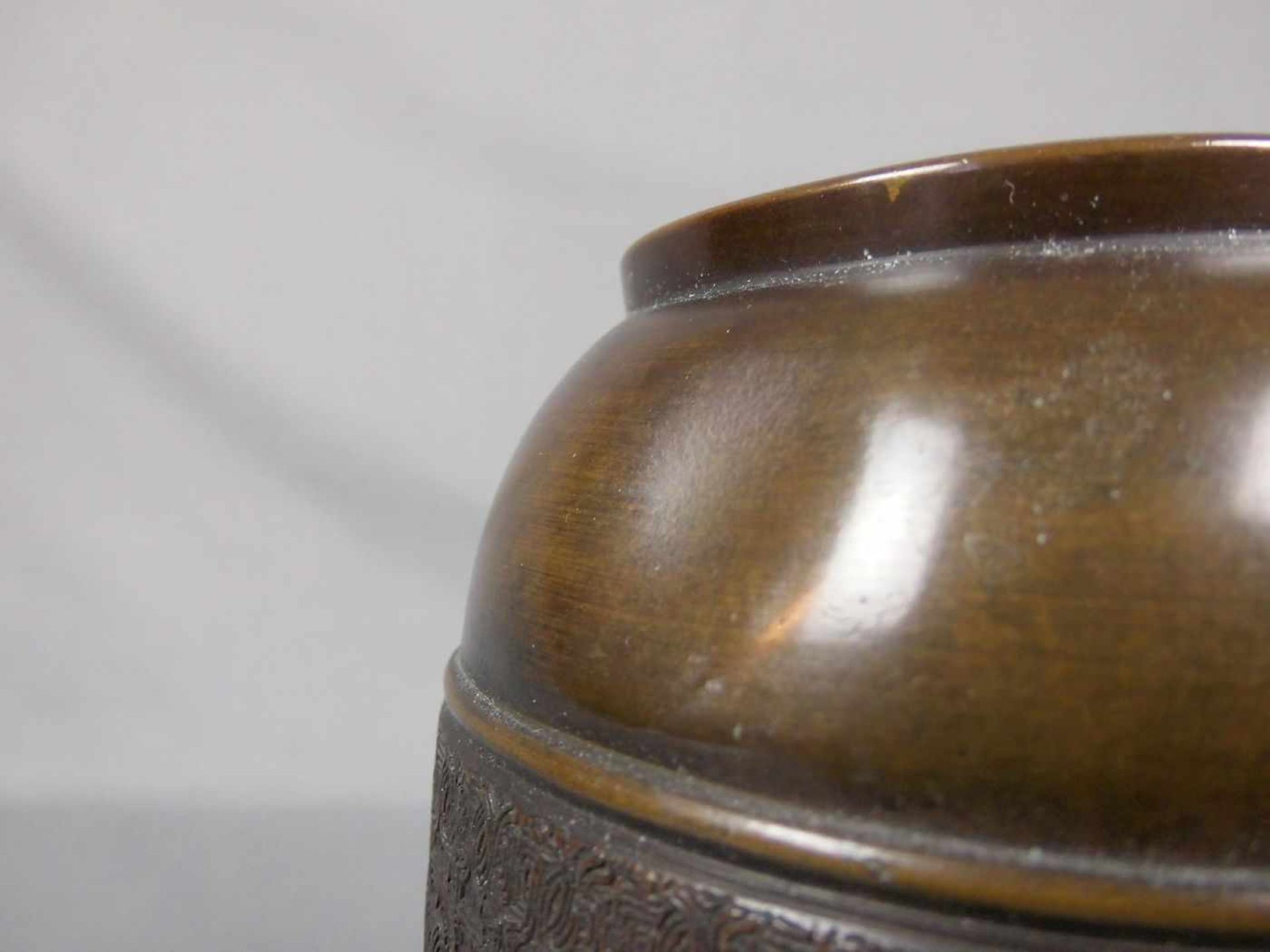 VASE / vase, Bronze, China (ungemarkt), Bronze, hellbraun patiniert. Balusterform, Wandung dekoriert - Image 3 of 4
