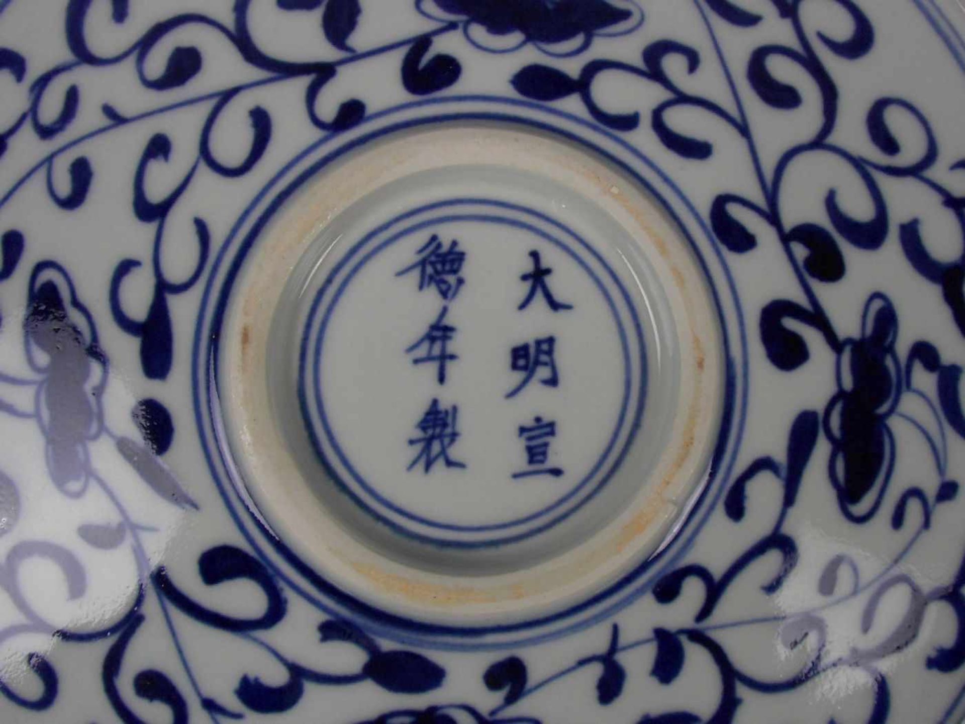 GROSSE SCHALE / bowl, China, 20. Jh., unterglasur gemarkt, retrospektive Marke im Doppelkreis "Great - Image 5 of 5