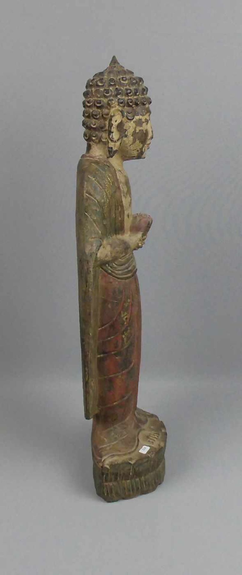 STEHENDER BUDDHA AUF DEM LOTUSTHRON, Holz, geschnitzt, farbig gefasst und mit Goldakzentuierungen - Image 4 of 5