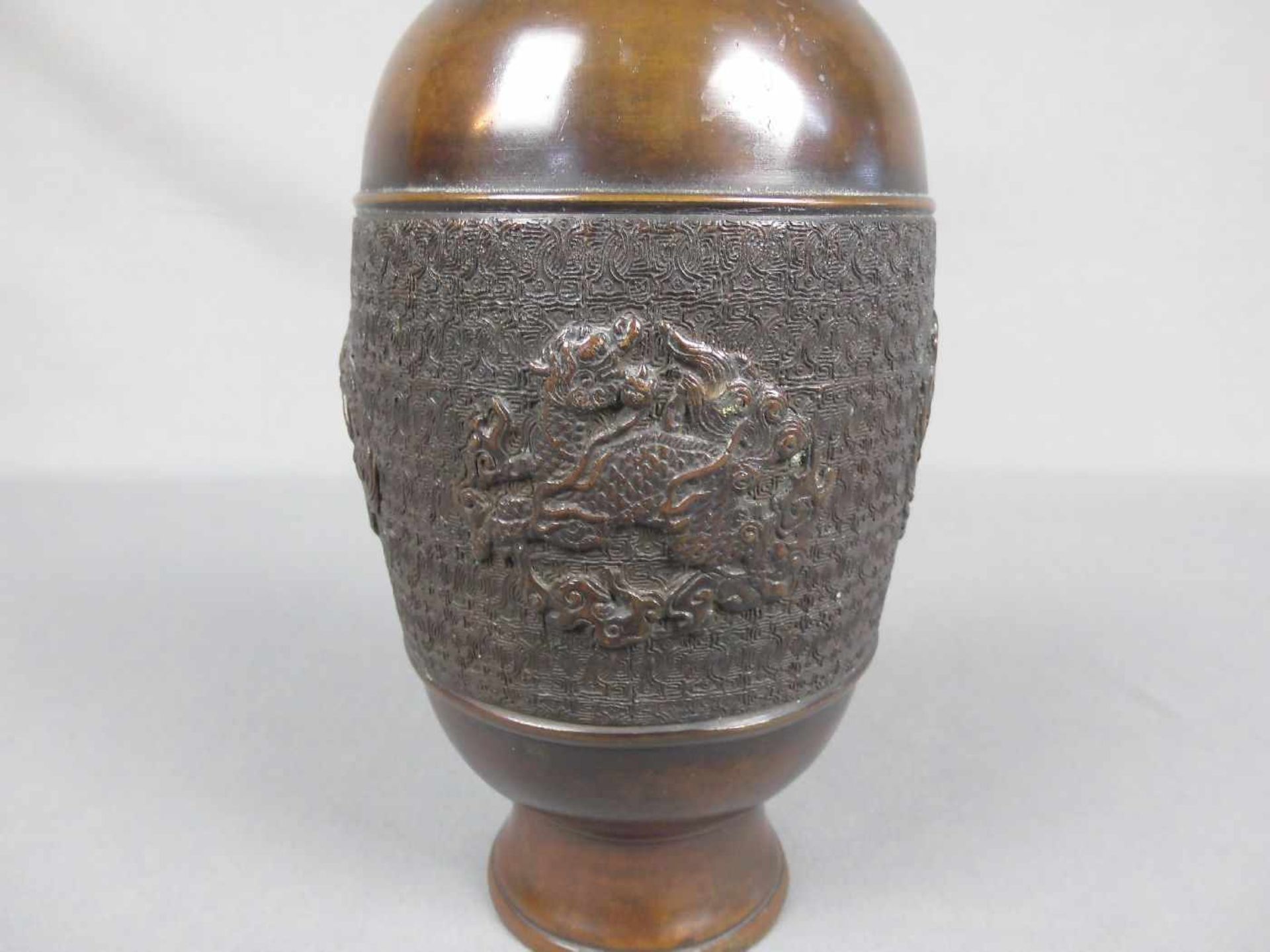 VASE / vase, Bronze, China (ungemarkt), Bronze, hellbraun patiniert. Balusterform, Wandung dekoriert - Image 2 of 4