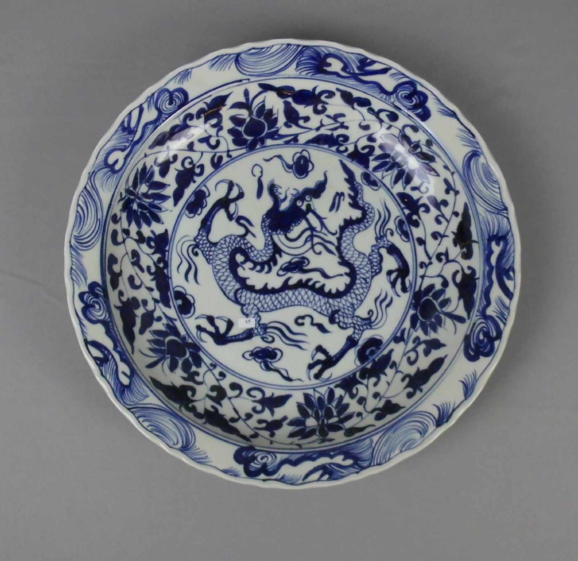 GROSSE SCHALE / bowl, China, 20. Jh., unterglasur gemarkt, retrospektive Marke im Doppelkreis "Great - Image 2 of 5