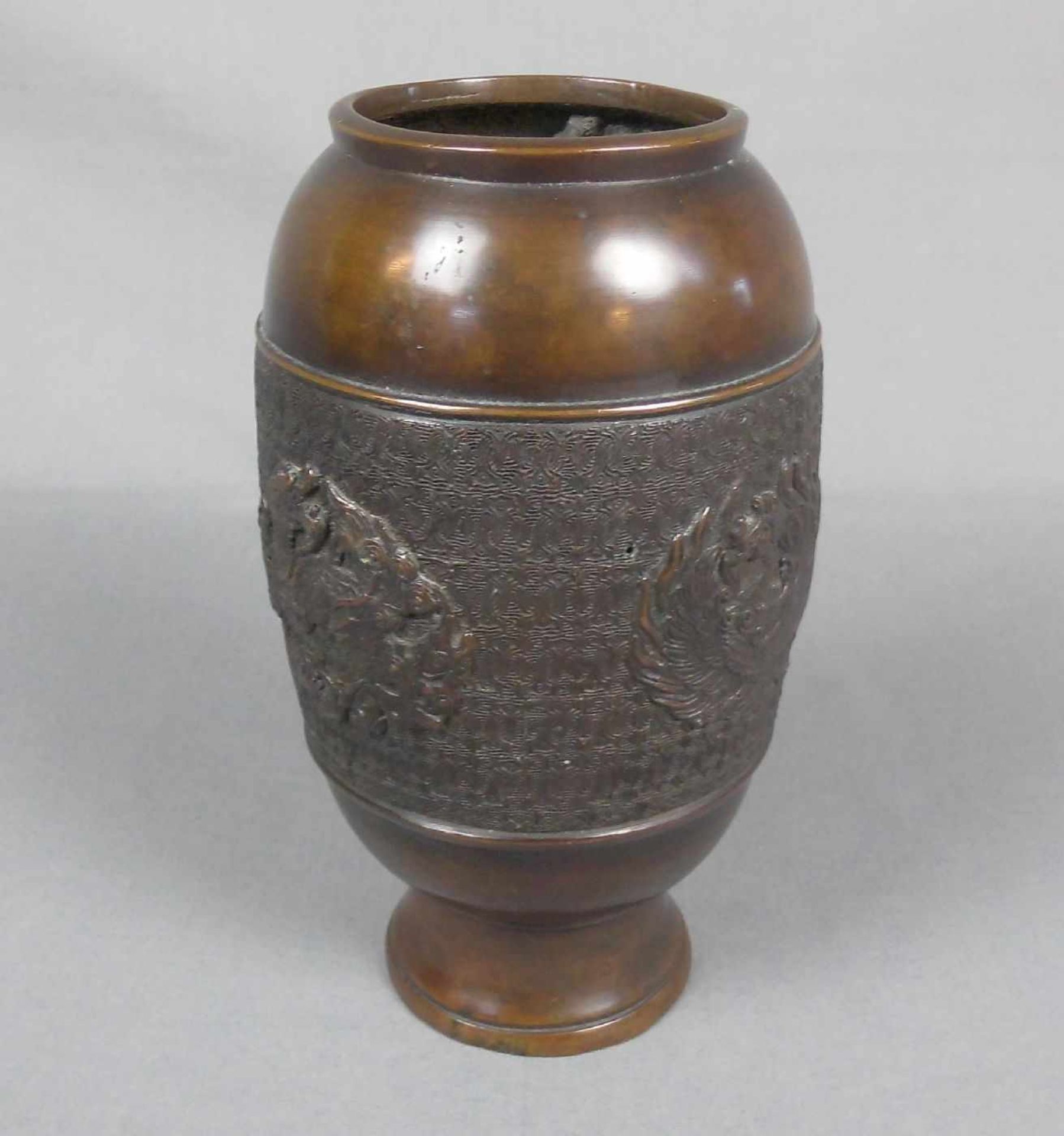 VASE / vase, Bronze, China (ungemarkt), Bronze, hellbraun patiniert. Balusterform, Wandung dekoriert
