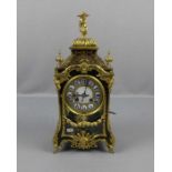 BOULLE - UHR / PENDULE IN BOULLETECHNIK, Frankreich, um 1870. Zweiteiliges Holzgehäuse mit dunklem