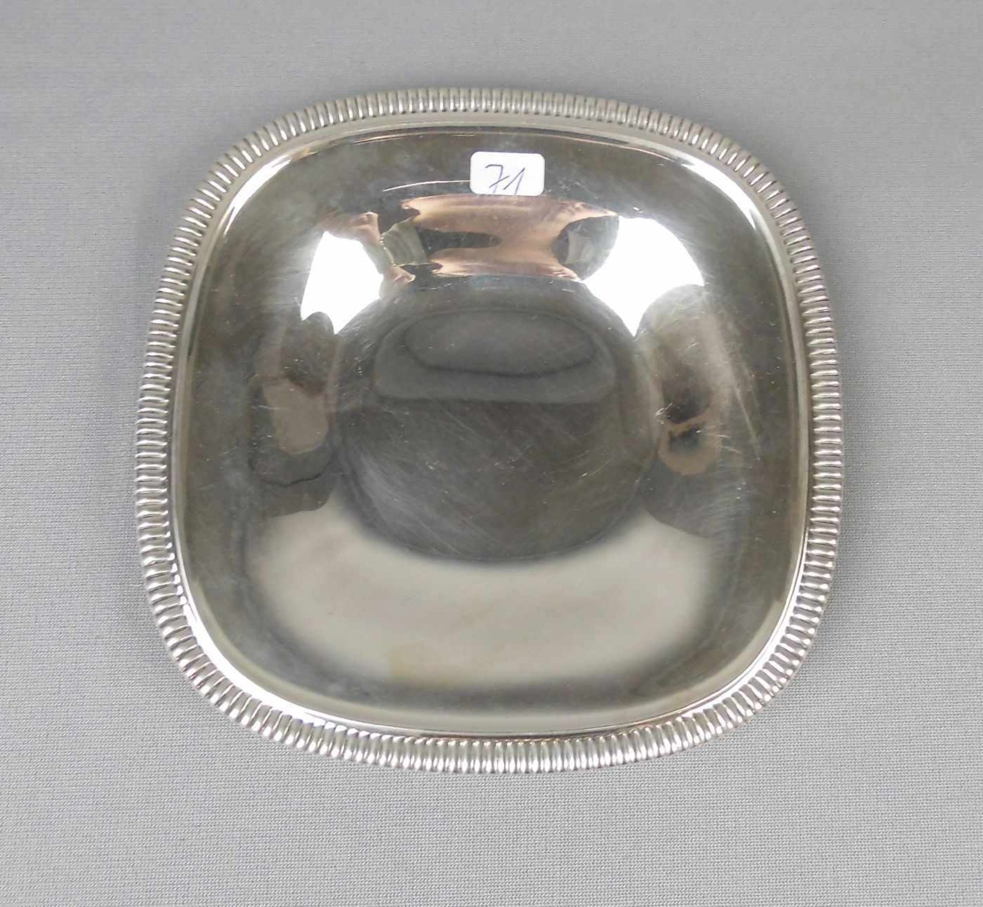 SCHALE / bowl, 835er Silber (99 g). Flach gemuldete Karreeschale mit godroniertem Profilrand. H. 2 x - Bild 2 aus 3