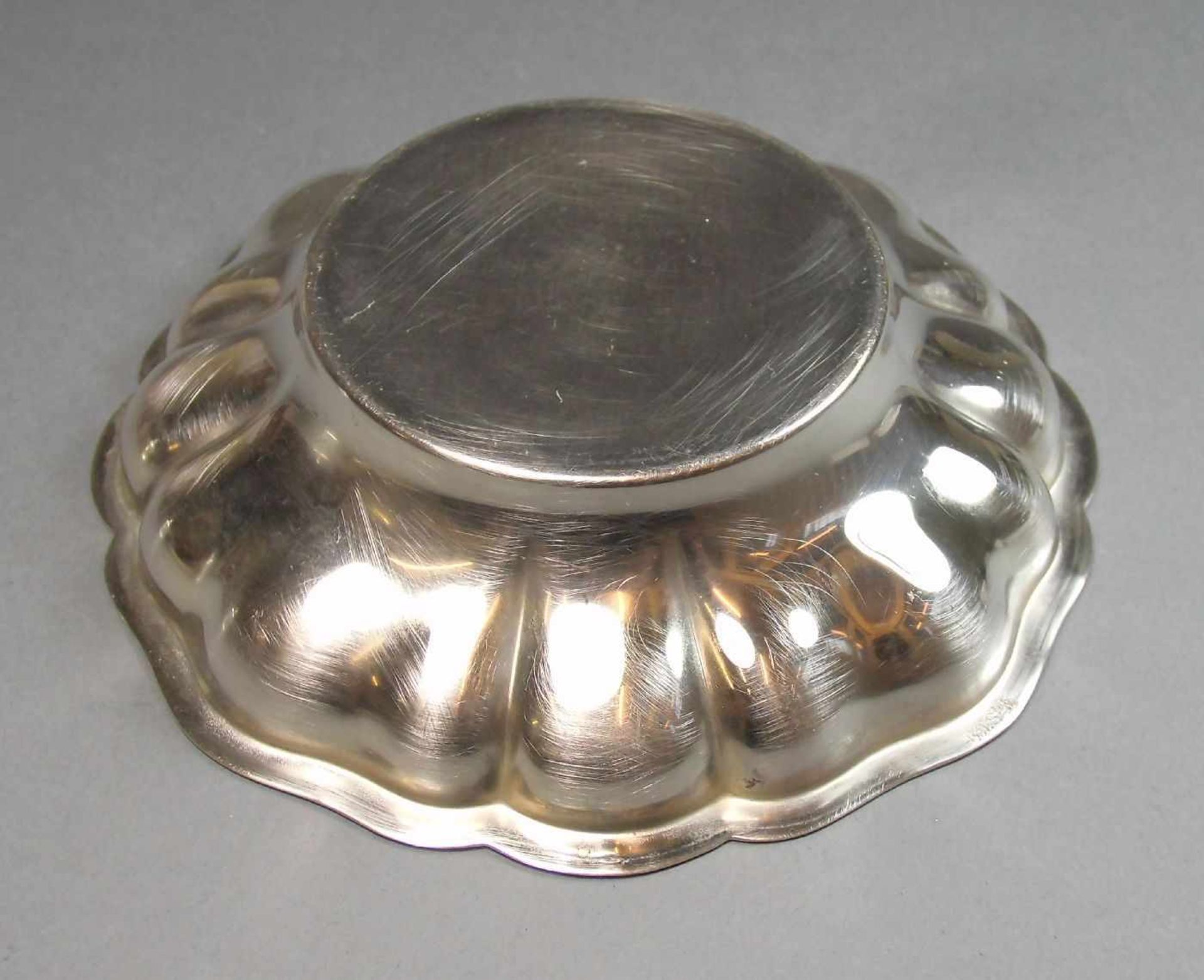 KLEINE SILBERSCHALE / small bowl, 830er Silber (68 g). Runder Stand, mehrpassig-geschweifter - Bild 3 aus 4