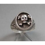 TOTENKOPFRING / RING / skull ring, 925er Silber (15,91 g). Ovaler Ringkopf mit halbplastischem