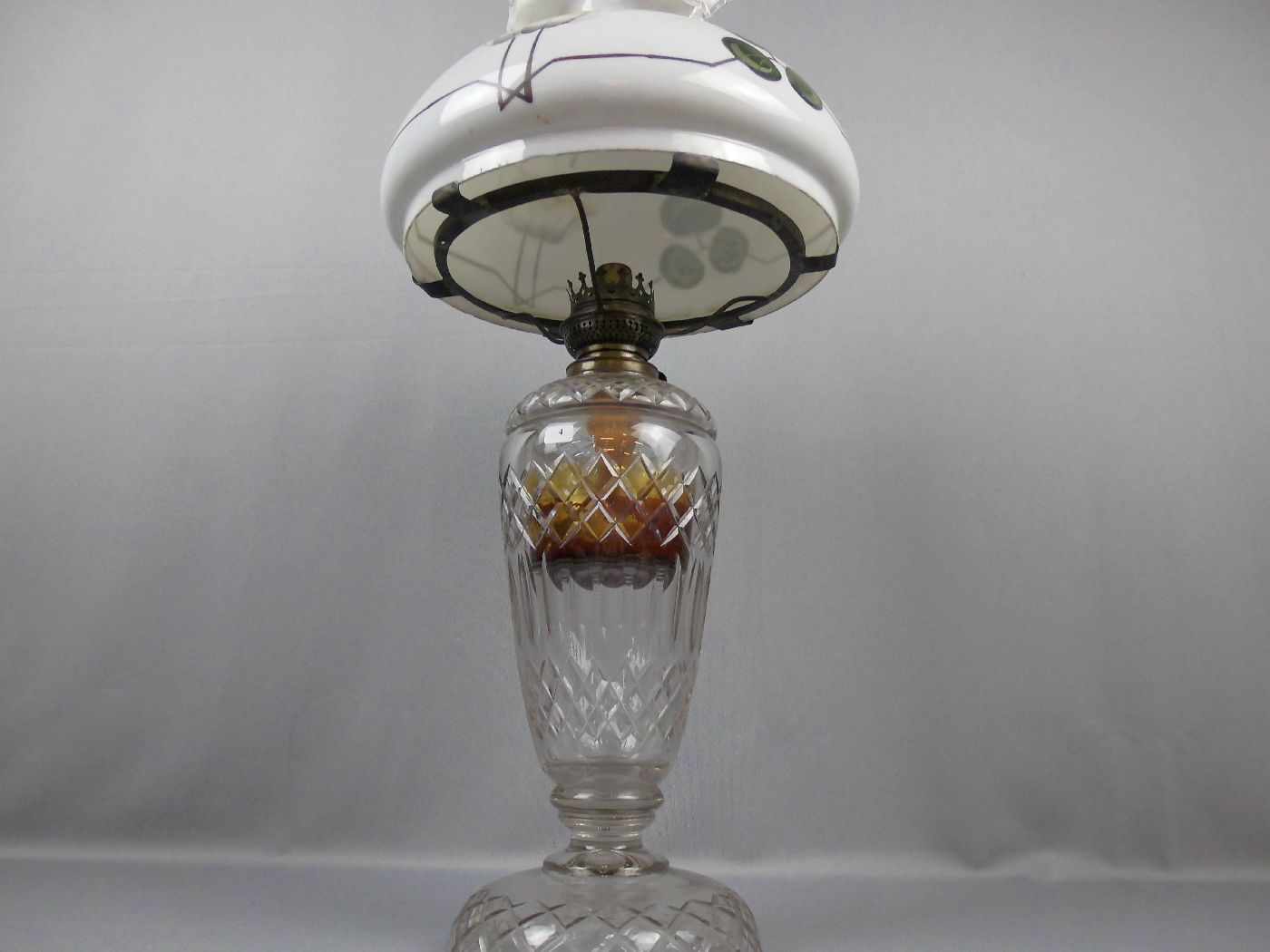 JUGENDSTIL - PETROLEUMLAMPE / oil lamp, um 1900, Bleikristall und Glas. Balusterförmiger Glasfuß mit - Image 2 of 3