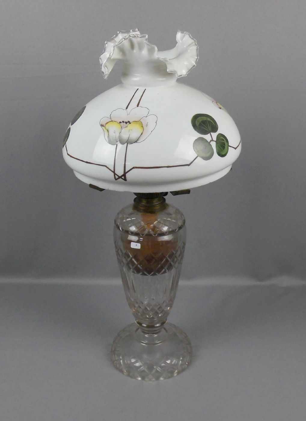 JUGENDSTIL - PETROLEUMLAMPE / oil lamp, um 1900, Bleikristall und Glas. Balusterförmiger Glasfuß mit
