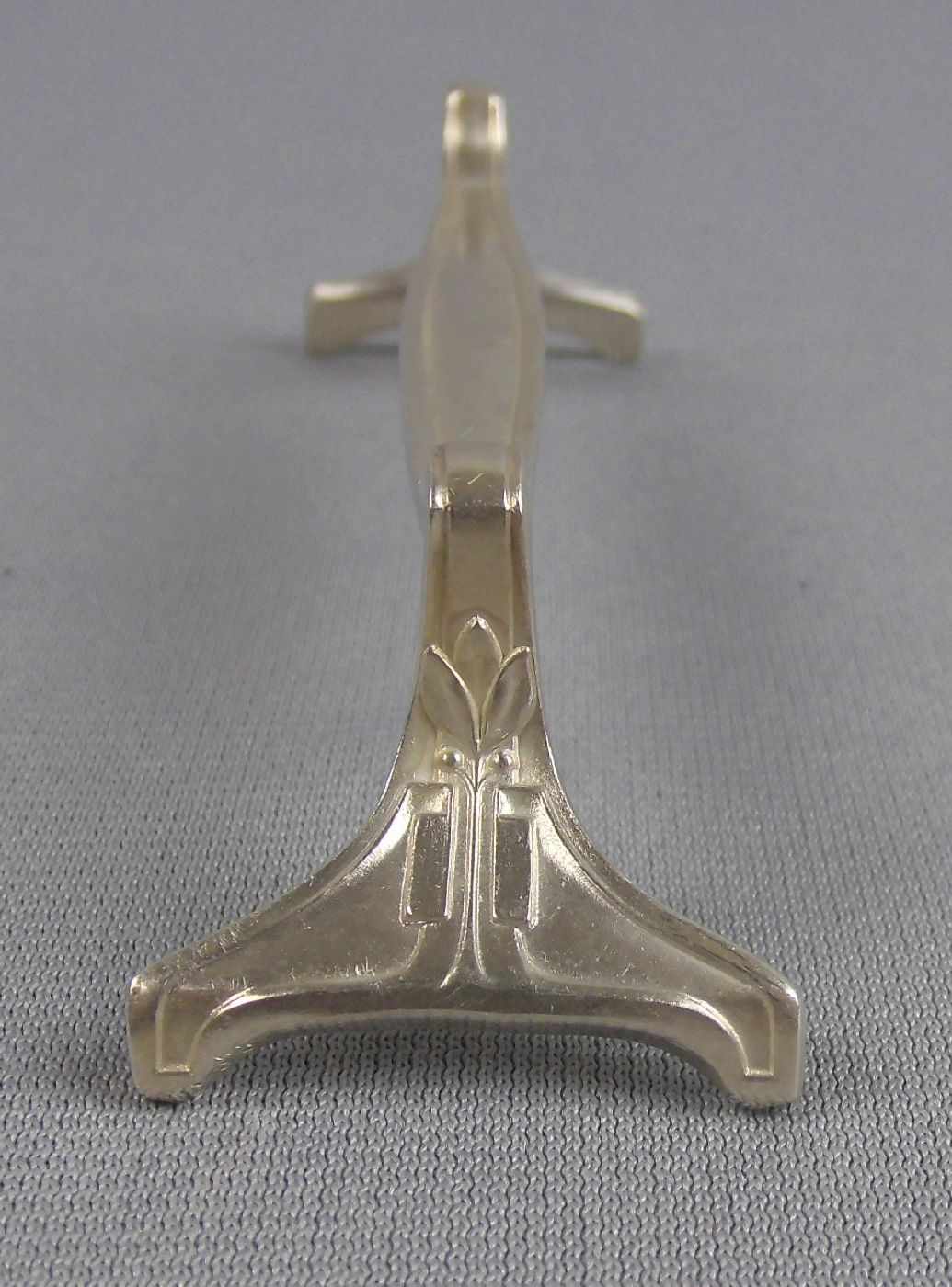 18 MESSERBÄNKCHEN / knife rests, versilbert, Jugendstil, um 1900. Geschweifte Form mit - Image 3 of 3