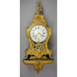 PRUNKPENDULE, Régence / Louis XV, Frankreich, um 1750. Seitlich eingezogenes Holzgehäuse mit Konsole