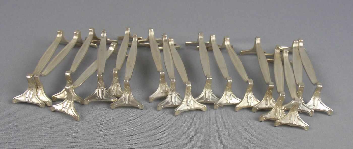 18 MESSERBÄNKCHEN / knife rests, versilbert, Jugendstil, um 1900. Geschweifte Form mit