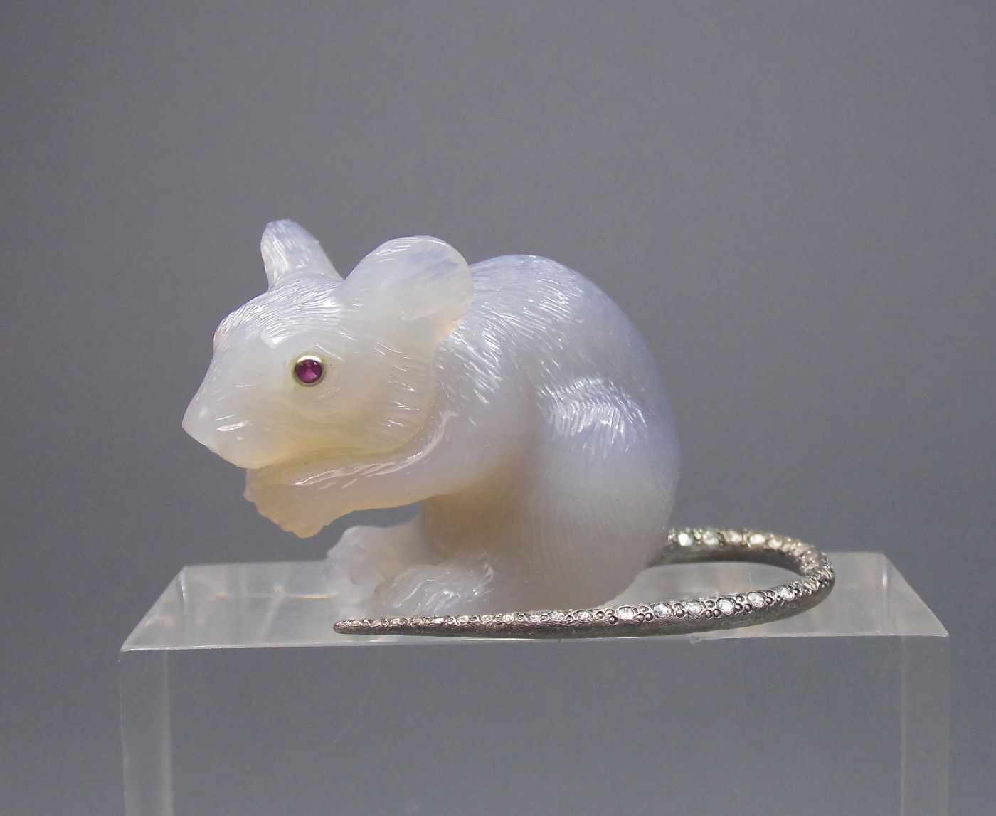 MAUS IM STILE CARL FABERGÉS, St. Petersburg, um 1910 / Agate mouse with silver cadual. Achat, Silber