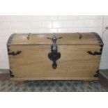 RUNDDECKEL - TRUHE / oakwood chest, Eiche, norddeutsch, 18./19. Jh.; sich konisch verbreiternder