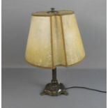 LAMPE / TISCHLAMPE / lamp, 20. Jh., bronziertes Metall mit Lederschirm. Schaft mit tordierter