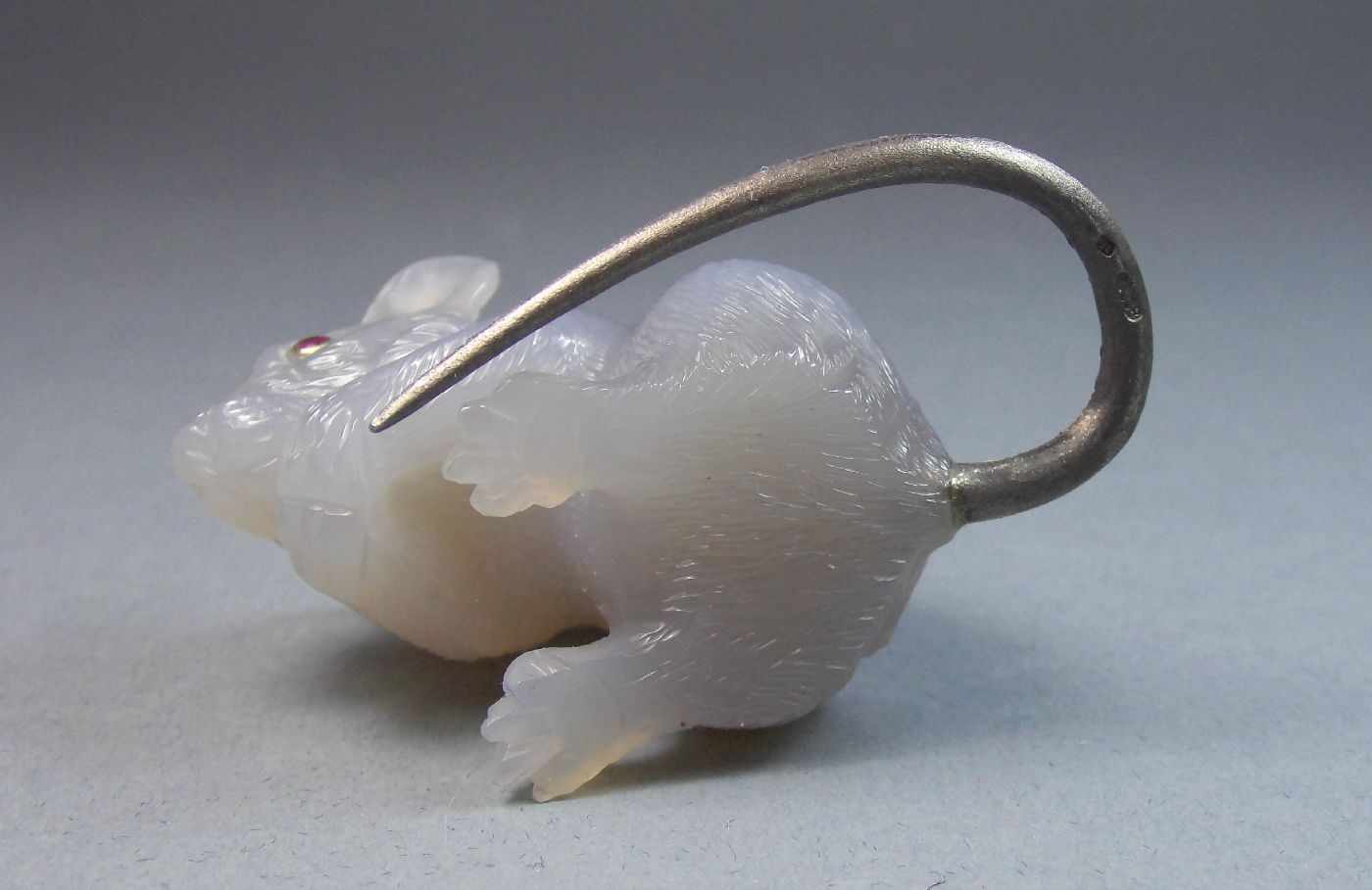 MAUS IM STILE CARL FABERGÉS, St. Petersburg, um 1910 / Agate mouse with silver cadual. Achat, Silber - Image 4 of 14