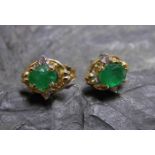 OHRSTECKER / ear studs, 585er Gold (1,2 g), schauseitig besetzt mit je einem geschliffenem Jadestein