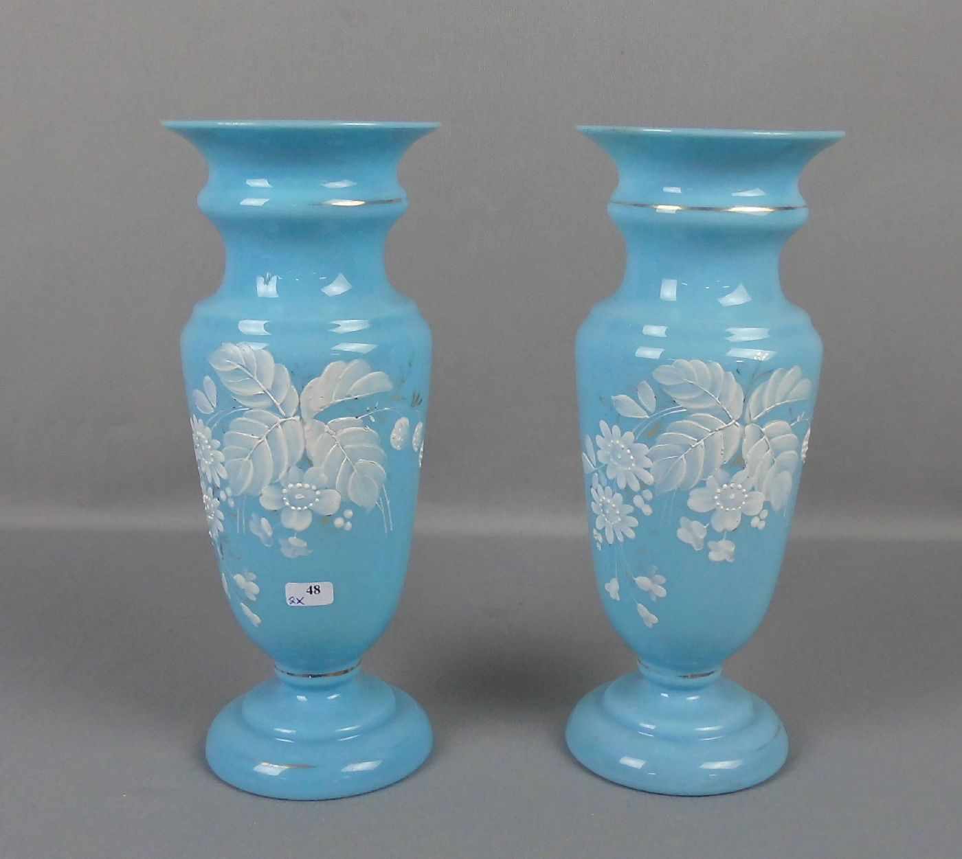 PAAR BIEDERMEIER - VASEN, hellblaues opakes Glas mit Kaltmalerei und Goldauflage. Balusterform mit