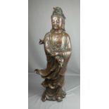 GUANYIN, Bronze, hellbraun patiniert und goldfarben akzentuiert; um 1900. Mit kontemplativ gesenktem