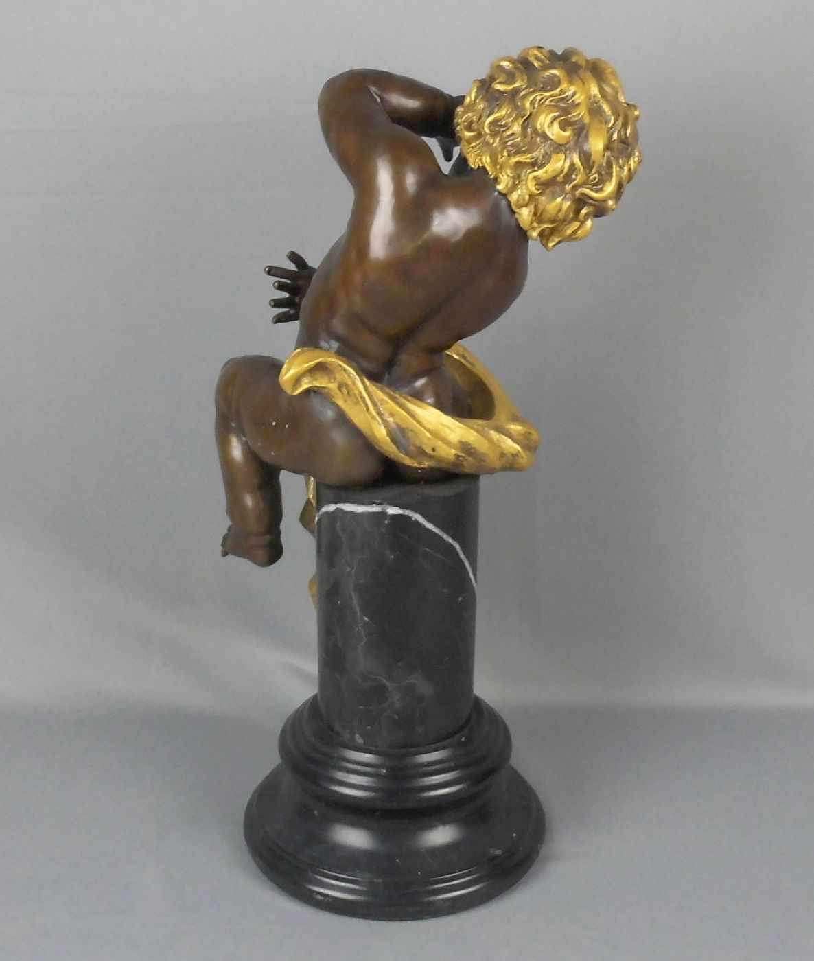 ANONYMUS (Bildhauer des 19./20.), Skulptur / sculpture: "Putto auf Säulenschaft", Bronze, - Image 3 of 4