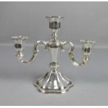 KANDELABER / KERZENLEUCHTER / candle stick, 835er Silber (beschwerter Fuss, insgesamt 450 g),