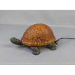 FIGÜRLICHE LAMPE / TISCHLAMPE "SCHILDKRÖTE", bronziertes Metall, Glas und einflammige