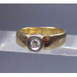 RING, 585er Gelbgold (4,6 g), Ringkopf besetzt mit einem Brillanten von 0,1 ct., in Weissgold