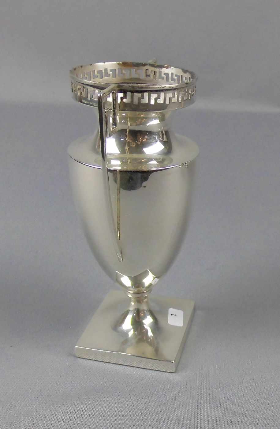 AMPHORENVASE, Sterlingsilber (beschwerter Fuß, insgesamt 253 g), England, Birmingham, 1912, - Image 3 of 5